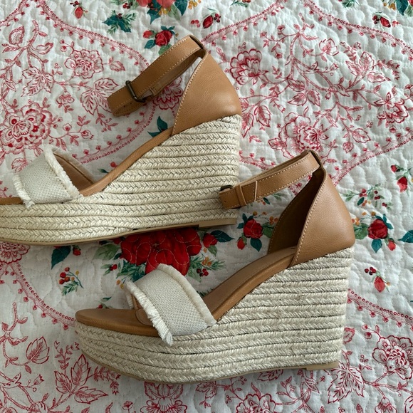 Vici Wedges - Picture 2 of 9